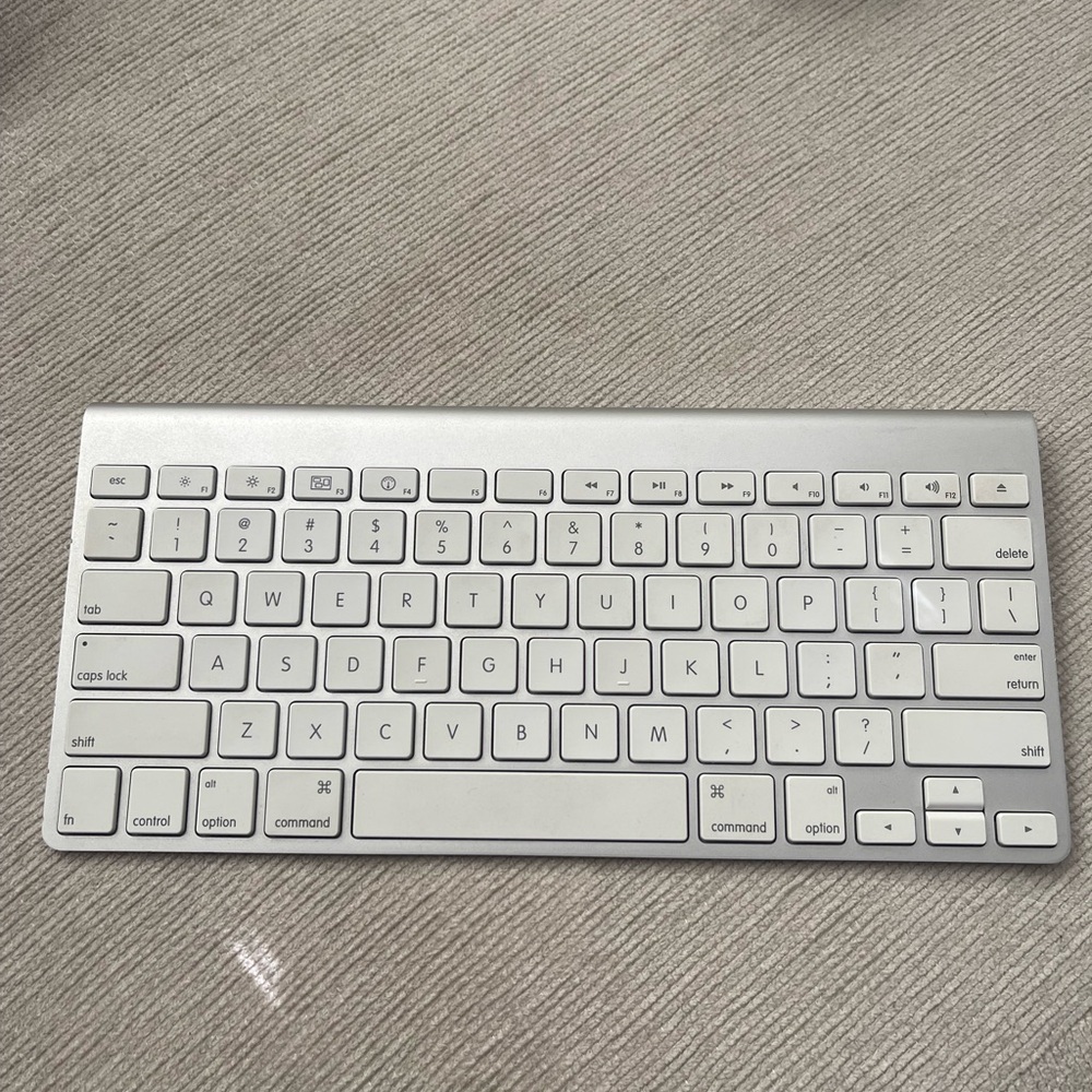 Apple A1314 Wireless Keyboard MC184LL/A  White Keys Aluminum Metal Base 2 AA
